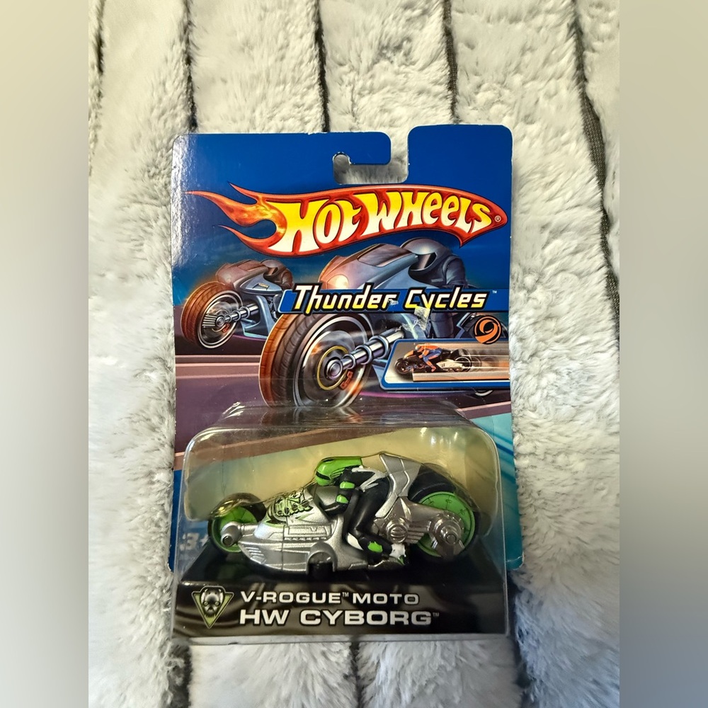 Hot Wheels V-Rogue Moto HW Cyborg Toy Motorcycle - Silver & Green